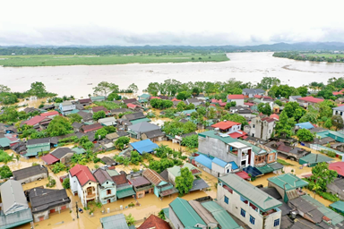 CHUNG TAY GIÚP SỨC, HƯỚNG VỀ BÀ CON VÙNG LŨ 